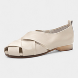 Nayra Zapatos Planos Abiertos de Cuero Negro con Detalle Cruzado