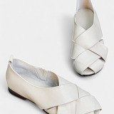 Nayra Zapatos Planos Abiertos de Cuero Negro con Detalle Cruzado