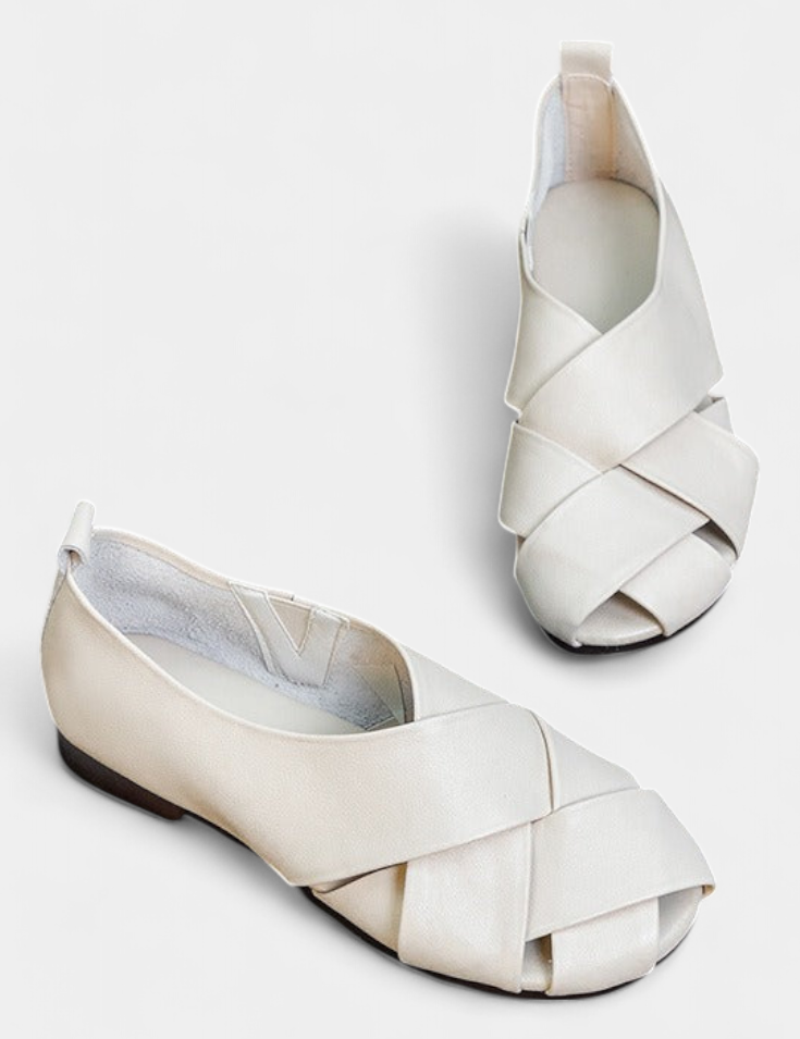 Nayra Zapatos Planos Abiertos de Cuero Negro con Detalle Cruzado