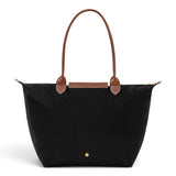 Bolso shopper plegable Adelaida, negro, en uso