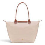 Bolso shopper plegable Claudia, crema, en uso