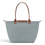 Bolso shopper plegable Amaya, gris claro, en uso