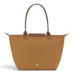 Bolso shopper plegable Carlota, marrón cognac, en uso