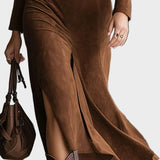 Vestido midi estilo oeste de ante sintético con cuello y abertura Soraya, detalle del tejido