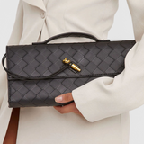 Melanie Clutch con Detalle de Nudo Dorado