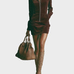 Vestido mini de ante marrón con cuello alto y cremallera Rosalía, vista posterior