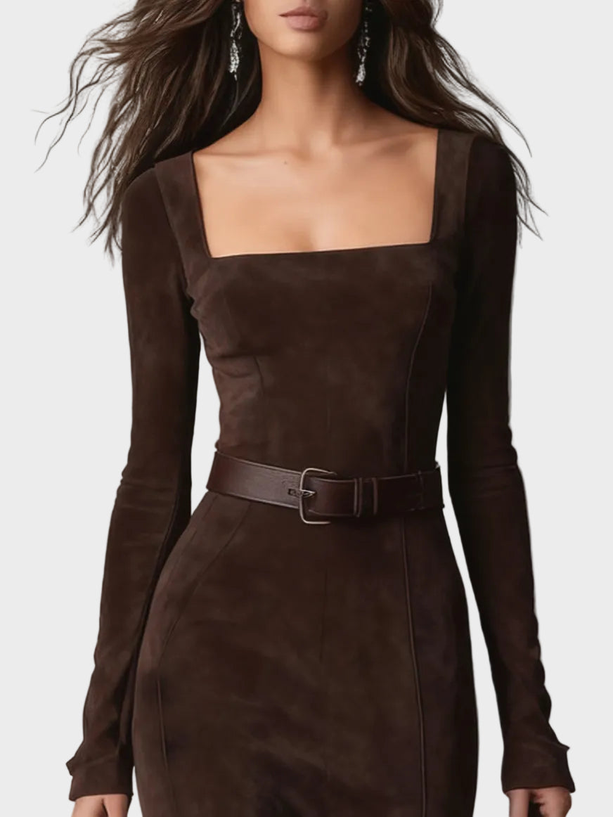 Vestido maxi elegante de símil piel marrón oscuro con escote cuadrado Delfina, detalle del tejido