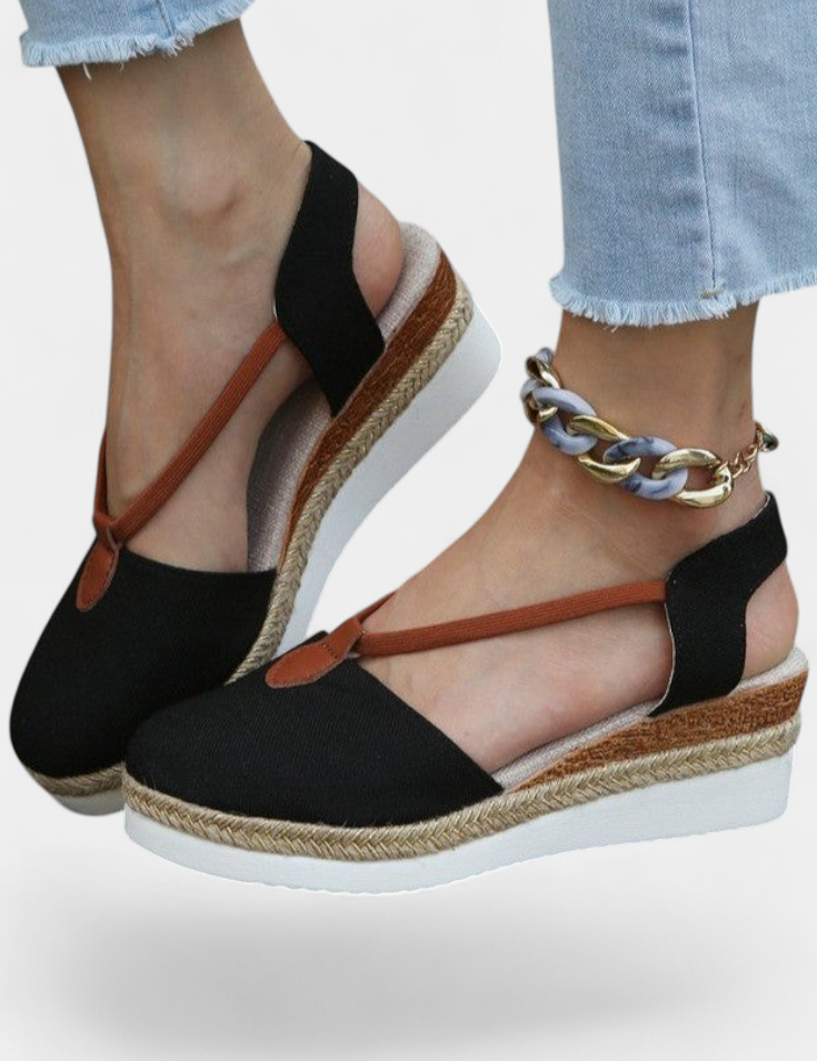 Eunate Sandalias Cerradas con Cuña de Efecto Yute y Detalle Natural