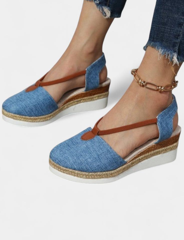 Eunate Sandalias Cerradas con Cuña de Efecto Yute y Detalle Natural