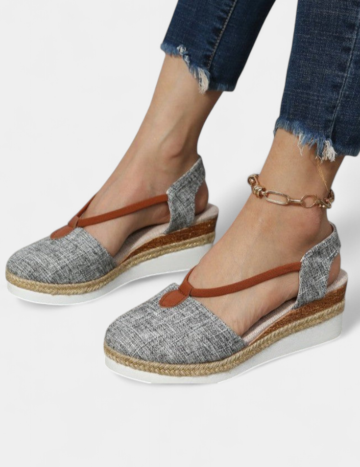 Eunate Sandalias Cerradas con Cuña de Efecto Yute y Detalle Natural