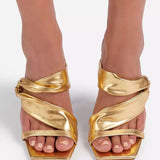 Sandalias de tacón alto con punta cuadrada arrugada metálica