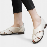 Nayra Zapatos Planos Abiertos de Cuero Negro con Detalle Cruzado