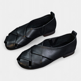 Nayra Zapatos Planos Abiertos de Cuero Negro con Detalle Cruzado