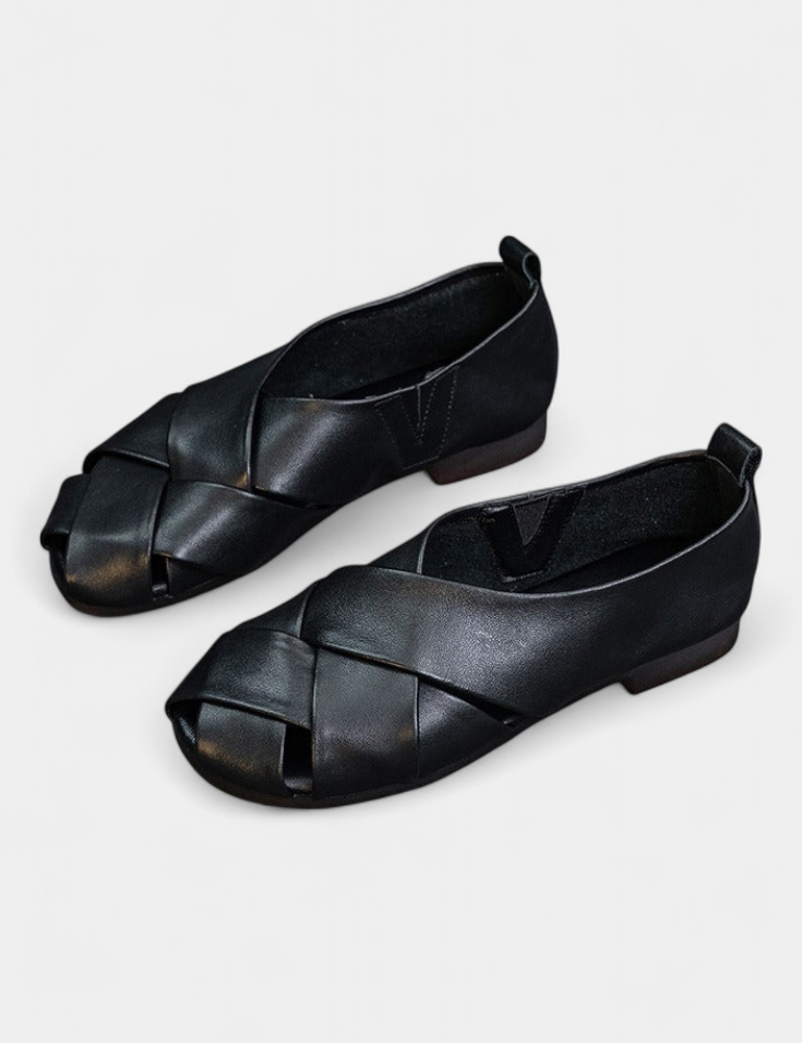 Nayra Zapatos Planos Abiertos de Cuero Negro con Detalle Cruzado